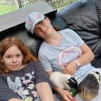 20. September: Lexi und Schoki haben es gut bei uns, wir haben ihnen leckere Gurke mitgebracht. (Foto: Hellas Adlung)