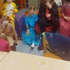 12.2.: Heute, am Rosenmontag, haben wir richtig Spaß im Spielhaus gehabt. Nachdem die Tiere versorgt waren, haben wir im Haus Fasching gefeiert.
