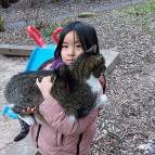 22.2.: Ich trage Miezefee ins Tierhaus, denn jetzt ist Futterzeit. (Foto: Hellas Adlung)