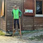 21.1.: Bei dem kalten Wetter wärmen wir uns mit Stelzenlaufen oder dem Hüpfstab auf, (Foto: Fabian Wilke)