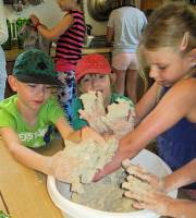 1. Juli: Projektwoche der Grundschule Melverode. Backen macht Spaß.