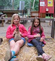 12. Juli: Lucy und Mia geben ihren Pflegetieren Streicheleinheiten.