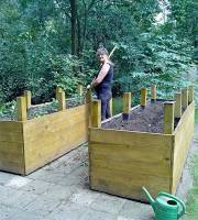 15. Juli: Vereinsmitglied Stephanie hat Lust zur Gartenarbeit! Die Kinder, die mitgeholfen haben, stehen schon am Trampolin an!