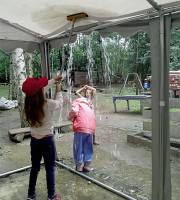 20. Juli: Duschbad in Regenkleidung!