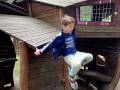 4. Oktober: Der mutige Sprung vom Tierspielhaus. (Foto Evelyn Simson)