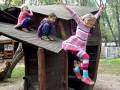 4. Oktober: Der mutige Sprung vom Tierspielhaus. (Foto: Evelyn Simson)